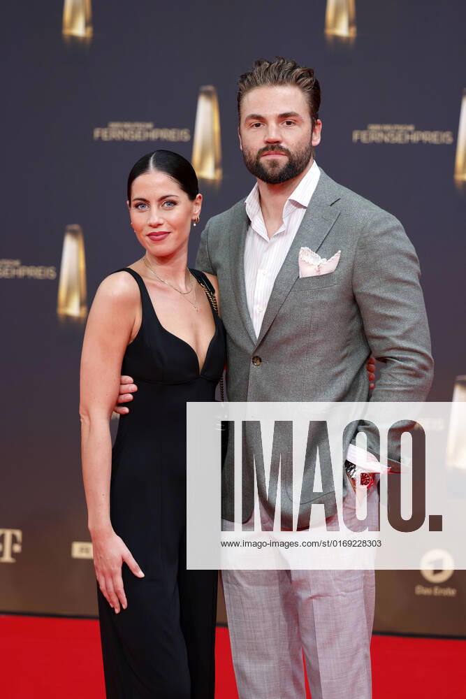 Schauspielerin Valea Katharina Scalabrino und Schauspieler Benjamin Heinrich bei der Deutsche Fernsehpreis 2022 - Die TV-Highlights des Jahres in den MMC-Studios in Ossendorf. Köln, 14.09.2022 NRW Deutschland