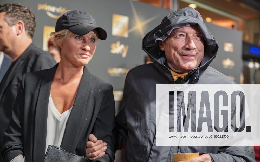 20220916 Kurier Romy-Branchenfest 2022 WIEN, OESTERREICH - 16. SEPTEMBER: Prinzessin Elisabeth Auersperg-Breunner mit Filmkritiker und Romy Erfinder Rudolf John bei der Ankunft am roten Teppich vor dem Kurier Romy-Brachenfest 2022, bei dem im Rahmen einer festlichen Verleihung, die kreativen Talente hinter der Kamera in 15 Kategorien Nomnierten, geehrt werden am 16. September 2022 im Gartenbaukino in Wien, Oesterreich. 220916_SEPA_17_019
