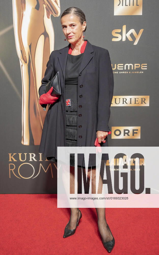 20220916 Kurier Romy-Branchenfest 2022 WIEN, OESTERREICH - 16. SEPTEMBER: TV Moderatorin und Host des Abends Arabella Kiesbauer bei Ihrer Ankunft am roten Teppich vor dem Kurier Romy-Brachenfest 2022, bei dem im Rahmen einer festlichen Verleihung, die kreativen Talente hinter der Kamera in 15 Kategorien Nomnierten, geehrt werden am 16. September 2022 im Gartenbaukino in Wien, Oesterreich. 220916_SEPA_17_011