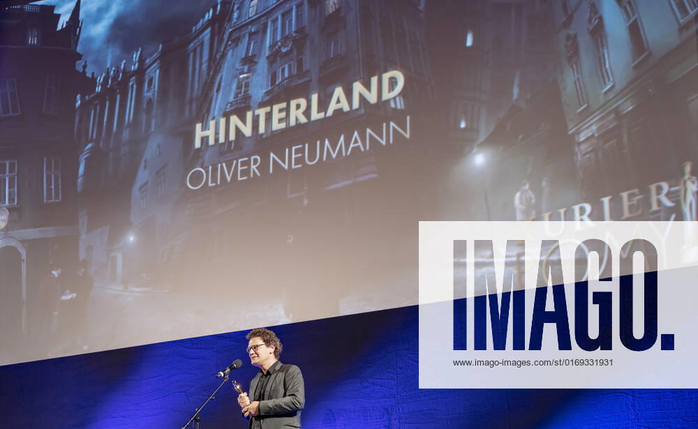 20220916 Kurier Romy-Branchenfest 2022 WIEN, OESTERREICH - 16. SEPTEMBER: Produzent Oliver Neumann Preistraeger fuer den Besten Schnitt Kino (Hinterland) waehrend der Dankrede bei dem Kurier Romy-Brachenfest 2022, bei dem im Rahmen einer festlichen Verleihung, die kreativen Talente hinter der Kamera in 15 Kategorien Nomnierten, geehrt werden am 16. September 2022 im Gartenbaukino in Wien, Oesterreich. 220916_SEPA_17_022