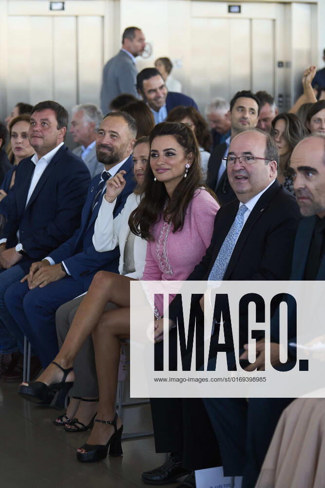 Penelope Cruz receives National Cinematrogy Award during 70th San Sebastian International Film Festival at Victoria Eugenia Theatre on September 17, 2022 in Donostia San Sebastian, Spain Madrid Spain - ZUMAg15_ 20220917_zaf_g15_073
