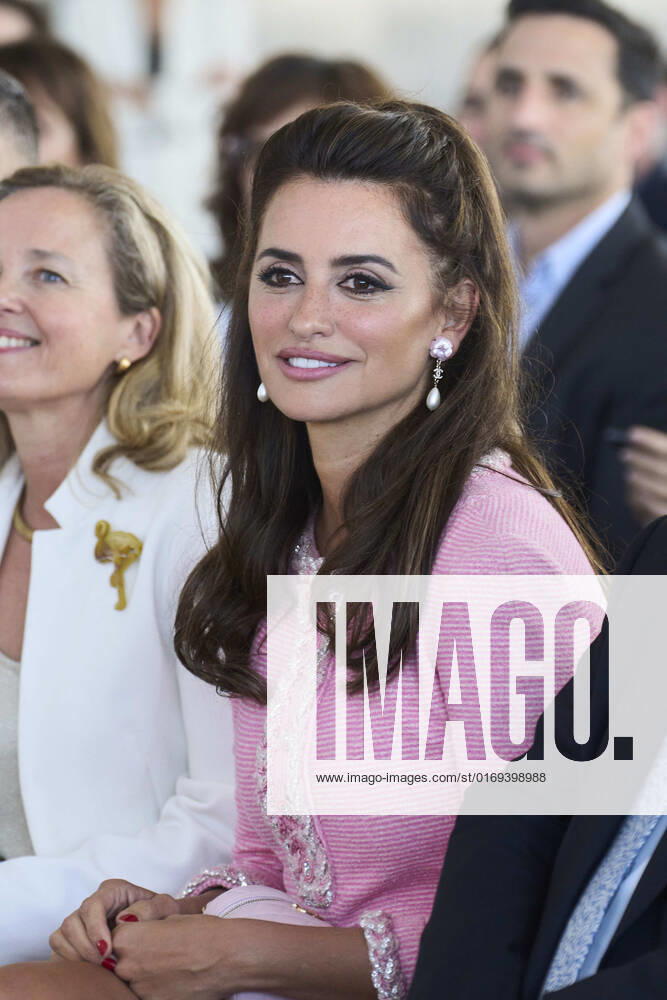 Penelope Cruz receives National Cinematrogy Award during 70th San Sebastian International Film Festival at Victoria Eugenia Theatre on September 17, 2022 in Donostia San Sebastian, Spain Madrid Spain - ZUMAg15_ 20220917_zaf_g15_076