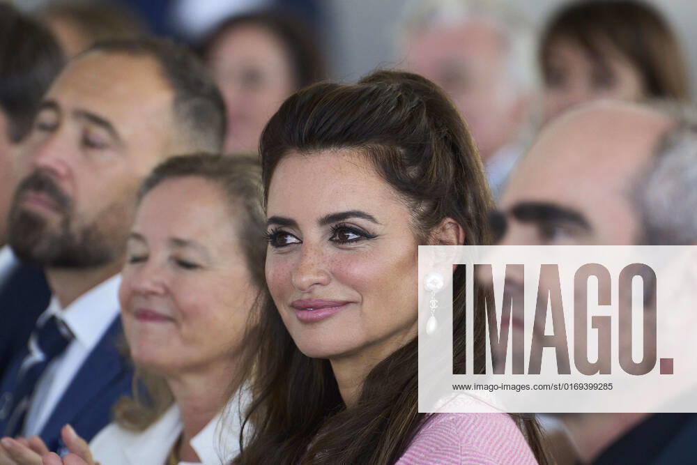 Penelope Cruz receives National Cinematrogy Award during 70th San Sebastian International Film Festival at Victoria Eugenia Theatre on September 17, 2022 in Donostia San Sebastian, Spain Madrid Spain - ZUMAg15_ 20220917_zaf_g15_089