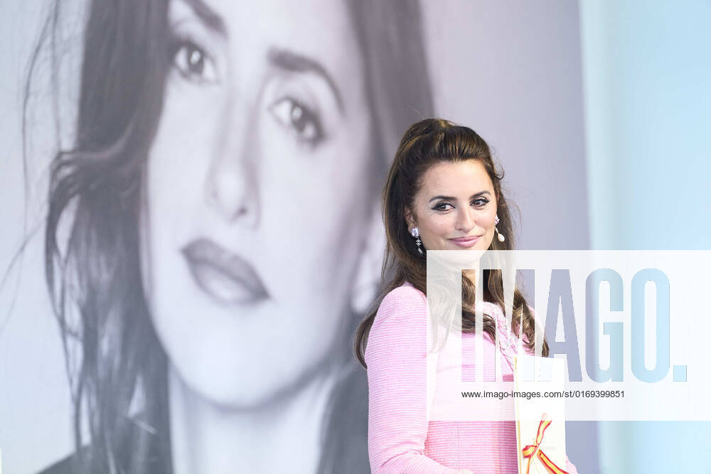 Penelope Cruz receives National Cinematrogy Award during 70th San Sebastian International Film Festival at Victoria Eugenia Theatre on September 17, 2022 in Donostia San Sebastian, Spain Madrid Spain - ZUMAg15_ 20220917_zaf_g15_113