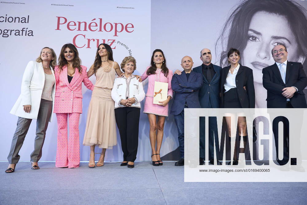 Encarna Sanchez, Monica Cruz, MIquel Iceta, Nadia Calvino, Luis Tosar during National Cinematrogy Award to Penelope Cruz during 70th San Sebastian International Film Festival at Victoria Eugenia Theatre on September 17, 2022 in Donostia San Sebastian, SpainPenelope Cruz receives National Cinematrogy Award during 70th San Sebastian International Film Festival at Victoria Eugenia Theatre on September 17, 2022 in Donostia San Sebastian, Spain Madrid Spain - ZUMAg15_ 20220917_zaf_g15_124