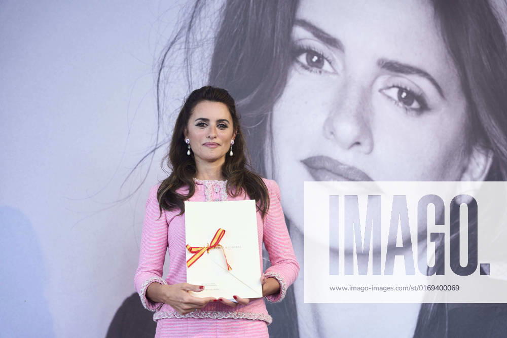 Penelope Cruz receives National Cinematrogy Award during 70th San Sebastian International Film Festival at Victoria Eugenia Theatre on September 17, 2022 in Donostia San Sebastian, Spain Madrid Spain - ZUMAg15_ 20220917_zaf_g15_128