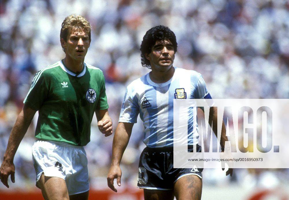 MARADONA Diego Armando FINALSPIEL Team_ARG FOERSTER Karl_Heinz FIFA Fussball Weltmeisterschaften 1986 in Mexiko Finalspiel im Azteka Stadion FINALE Deutschland_Argentinien 2_3 in Mexiko_City Fussball