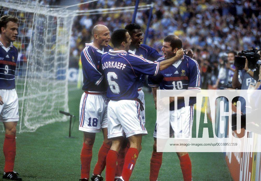 ZIDANE Zinedine Team_Frankreich Weltmeister Torjubel FIFA Fussball Weltmeisterschaften 1998 in Frankreich FINALE Frankreich_Brasilien Finalspiel Frankreich_Brasilien in Paris Stade de France Fussball Jubel