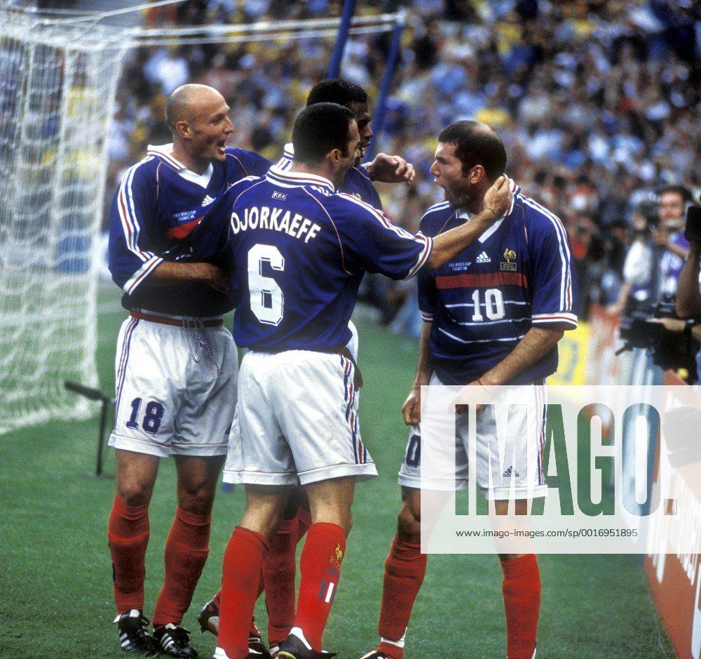 ZIDANE Zinedine Team_Frankreich Weltmeister Torjubel FIFA Fussball Weltmeisterschaften 1998 in Frankreich FINALE Frankreich_Brasilien Finalspiel Frankreich_Brasilien in Paris Stade de France Fussball Jubel