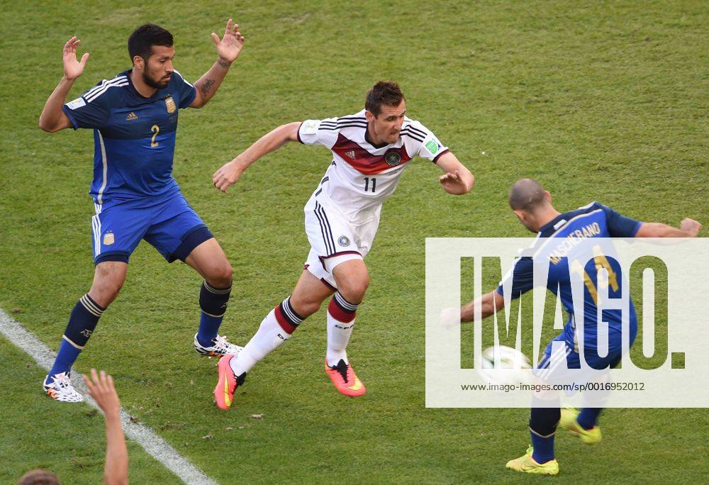 RIO DE JANEIRO, July 13, 2014 (Xinhua) -- Germany s Miroslav Klose (C) vies with Argentina s Ezequiel Garay (L) and Javier Mascherano (R) during the final match between Germany and Argentina of 2014 FIFA World Cup at the Estadio do Maracana Stadium in Rio de Janeiro, Brazil, on July 13, 2014. (Xinhua Li Ga)(rh) (SP)BRAZIL-RIO DE JANEIRO-WORLD CUP 2014-FINAL-GERMANY VS ARGENTINA