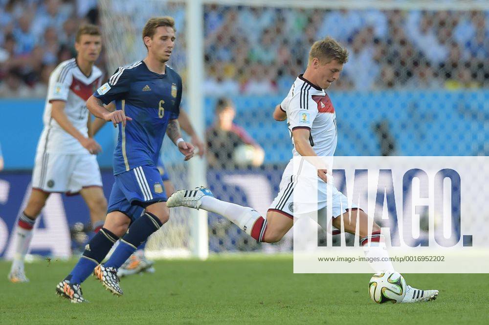 Fussball WM 2014, Finale Deutschland - Argentinien, v.l. Lucas Biglia (Team Argentinien), Toni Kroos (Deutsche Fussball Nationalmannschaft DFB)