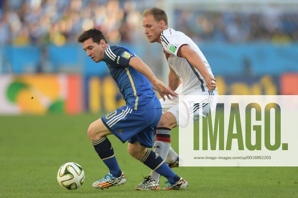 Fussball WM 2014, Finale Deutschland - Argentinien, v.l. Lionel Messi (Team Argentinien), Benedikt Höwedes (Deutsche Fussball Nationalmannschaft DFB)