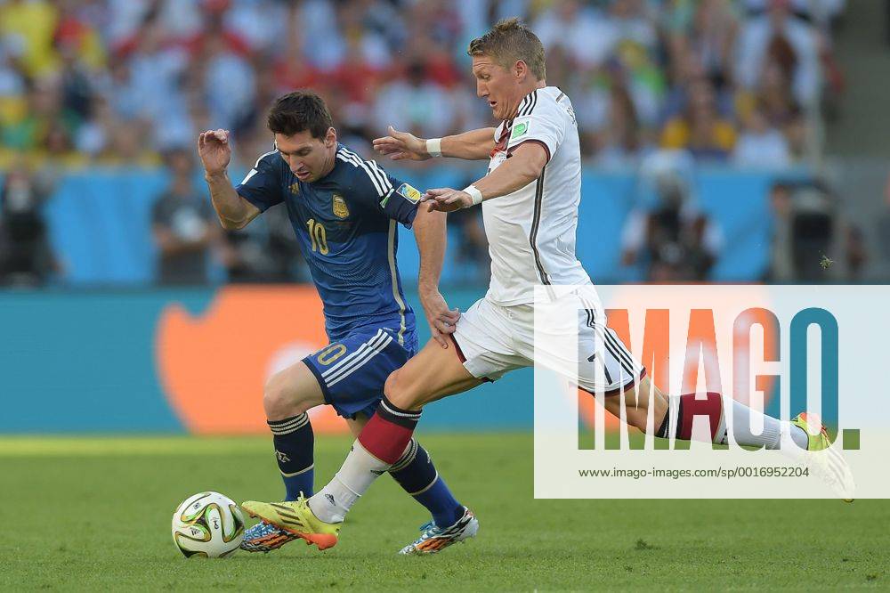 Fussball WM 2014, Finale Deutschland - Argentinien, v.l. Lionel Messi (Team Argentinien), Bastian Schweinsteiger (Deutsche Fussball Nationalmannschaft DFB)