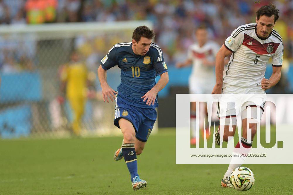 Fussball WM 2014, Finale Deutschland - Argentinien, v.l. Lionel Messi (Team Argentinien), Mats Hummels (Deutsche Fussball Nationalmannschaft DFB)