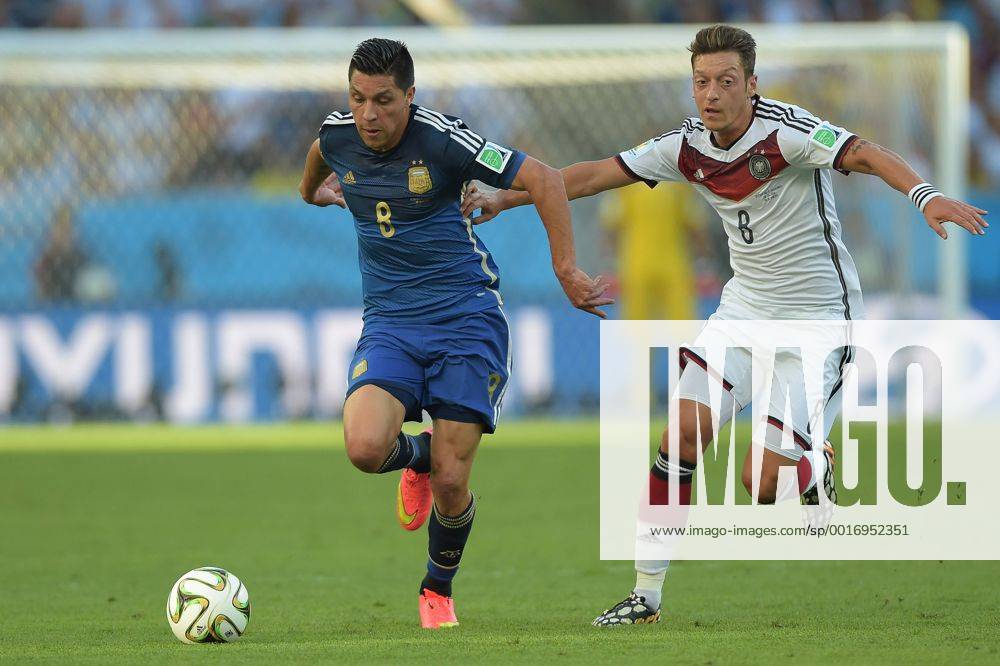 Fussball WM 2014, Finale Deutschland - Argentinien, v.l. Enzo Perez (Team Argentinien), Mesut Oezil (Deutsche Fussball Nationalmannschaft DFB)