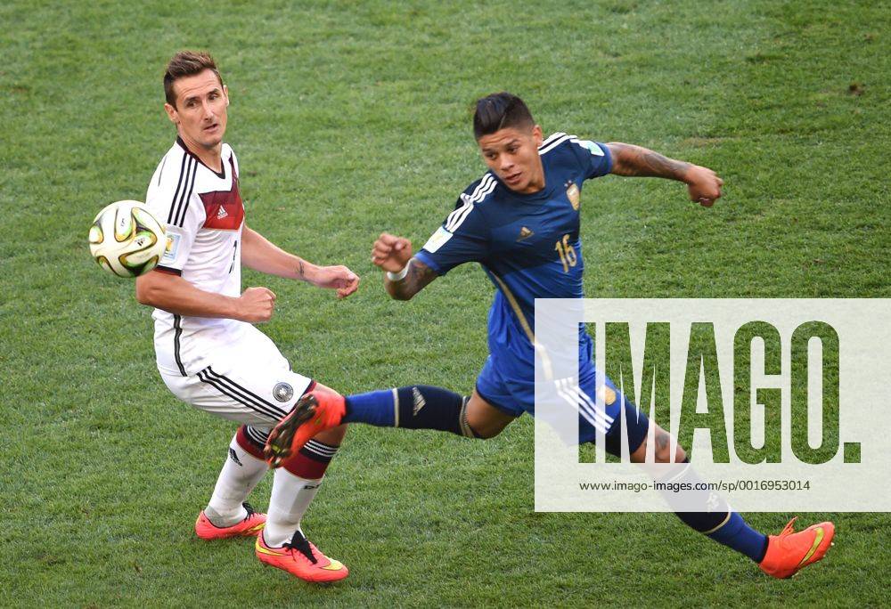 RIO DE JANEIRO, July 13, 2014 (Xinhua) -- Germany s Miroslav Klose vies with Argentina s Marcos Rojo during the final match between Germany and Argentina of 2014 FIFA World Cup at the Estadio do Maracana Stadium in Rio de Janeiro, Brazil, on July 13, 2014. (Xinhua Li Ga)(rh) (SP)BRAZIL-RIO DE JANEIRO-WORLD CUP 2014-FINAL-GERMANY VS ARGENTINA