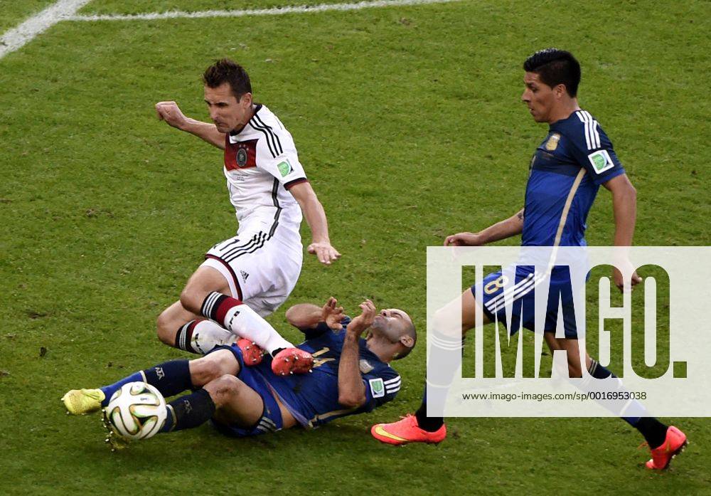 RIO DE JANEIRO, July 13, 2014 (Xinhua) -- Germany s Miroslav Klose (L) vies with Argentina s Javier Mascherano (C) and Enzo Perez (R) during the final match between Germany and Argentina of 2014 FIFA World Cup at the Estadio do Maracana Stadium in Rio de Janeiro, Brazil, on July 13, 2014. (Xinhua Lui Siu Wai)(rh) (SP)BRAZIL-RIO DE JANEIRO-WORLD CUP 2014-FINAL-GERMANY VS ARGENTINA