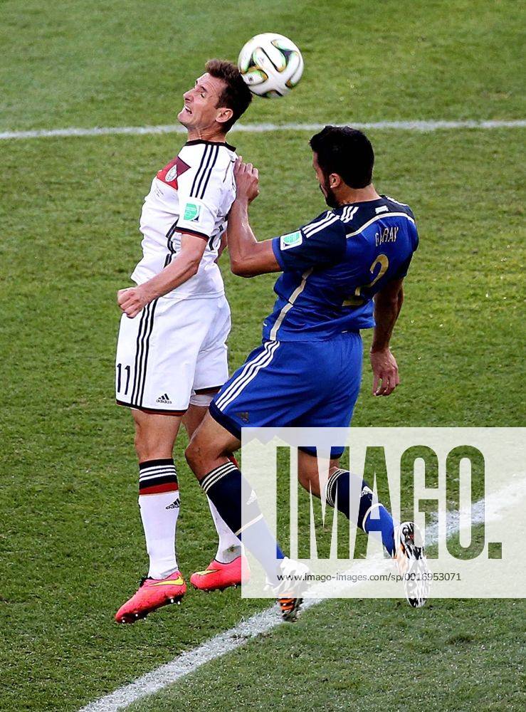 RIO DE JANEIRO, July 13, 2014 (Xinhua) -- Germany s Miroslav Klose competes for a header with Argentina s Ezequiel Garay during the final match between Germany and Argentina of 2014 FIFA World Cup at the Estadio do Maracana Stadium in Rio de Janeiro, Brazil, on July 13, 2014. (Xinhua Li Ming)(rh) (SP)BRAZIL-RIO DE JANEIRO-WORLD CUP 2014-FINAL-GERMANY VS ARGENTINA