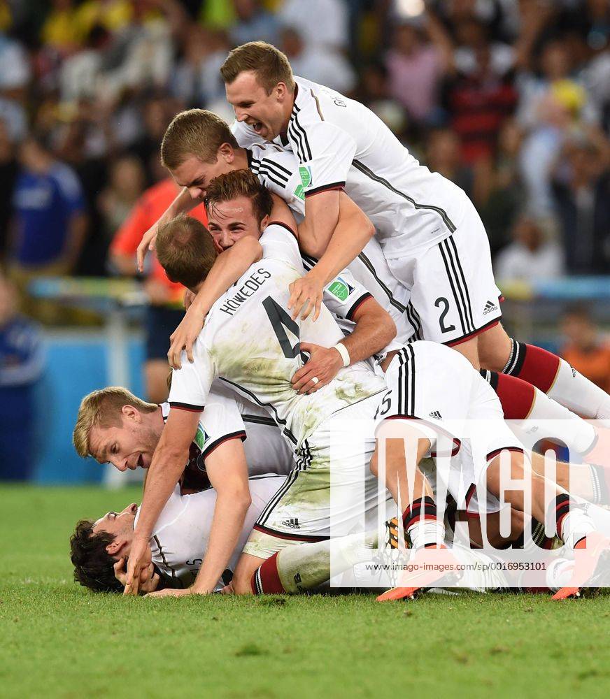 FUSSBALL WM 2014 FINALE Deutschland - Argentinien 13.07.2014 Mats Hummels, Per Mertesacker, Benedikt Höwedes, Mario Götze, Lukas Podolski, Matthias Ginter und Kevin Grosskreutz jubeln nach dem Abpfiff