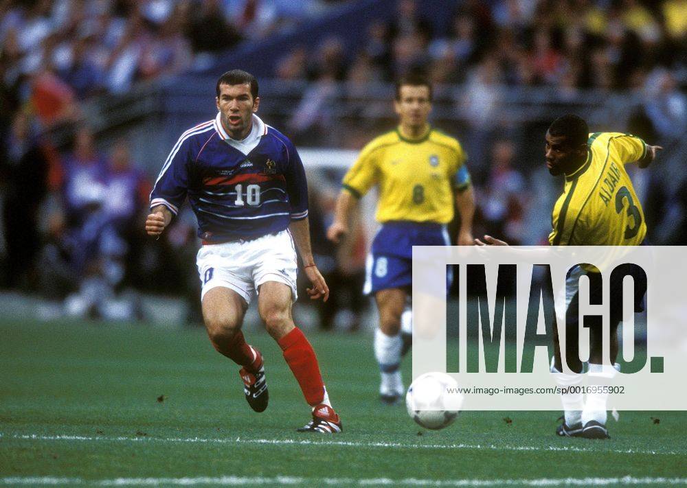 ZIDANE Zinedine Team_Frankreich Weltmeister Torjubel FIFA Fussball Weltmeisterschaften 1998 in Frankreich FINALE Frankreich_Brasilien Finalspiel Frankreich_Brasilien in Paris Stade de France Fussball Spielszene