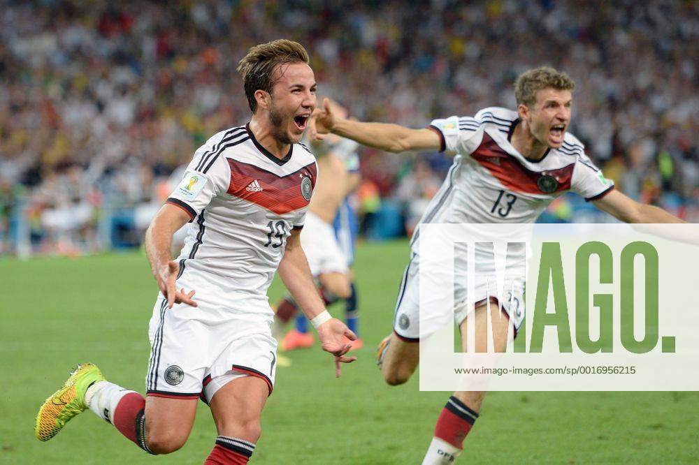 Torjubel Mario GÖTZE;GÖTZE (GER) nach Tor zum 1-0,Jubel,Freude,Begeisterung,Aktion,hi:Thomas MÜLLER (MÜLLER) (GER). Deutschland (GER))-Argentinien (ARG) 1-0 n.V Finale,Final,Spiel 64, am 13.07.2014 in Rio de Janeiro. Fussball Weltmeisterschaft 2014 in Brasilien vom 12.06.
