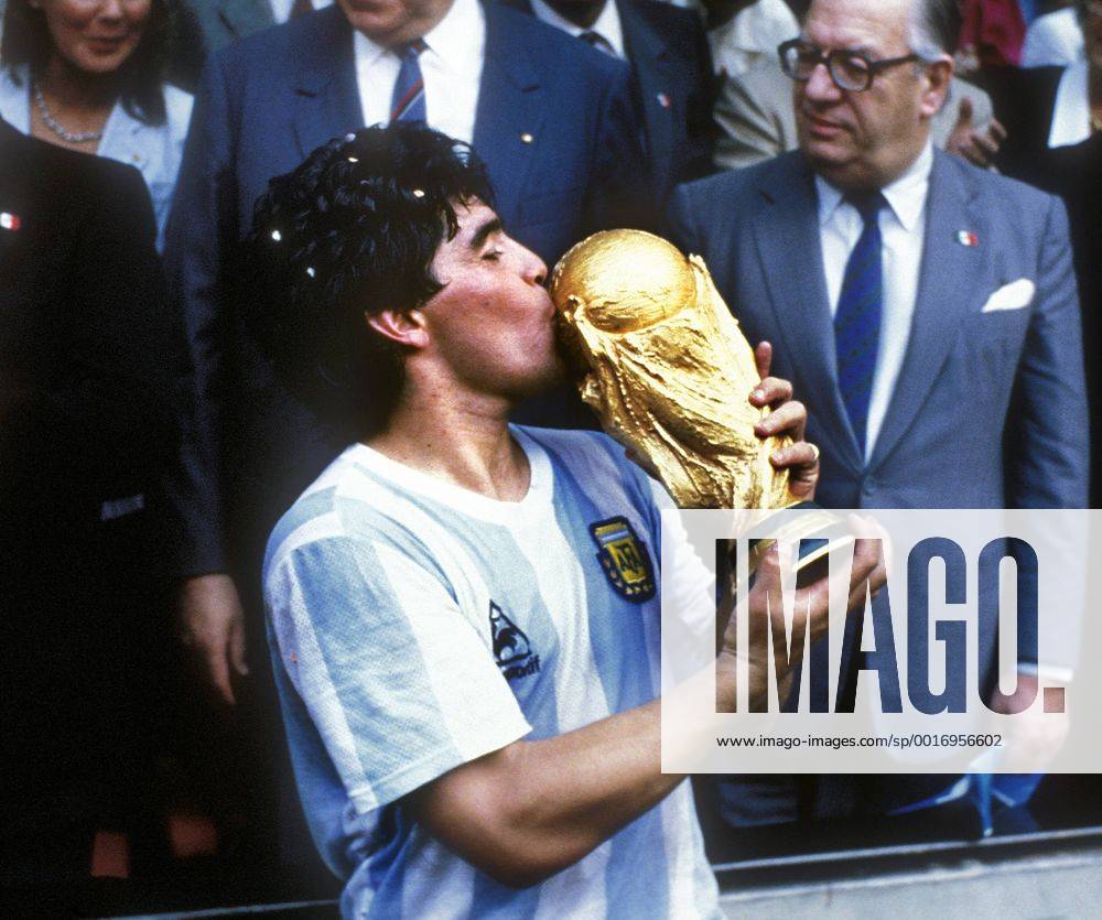 MARADONA Diego Armando FINALSPIEL Team_ARG mit WELTPOKAL FIFA Fussball Weltmeisterschaften 1986 in Mexiko Finalspiel im Azteka Stadion FINALE Deutschland_Argentinien 2_3 in Mexiko_City Fussball Weltmeister Jubel