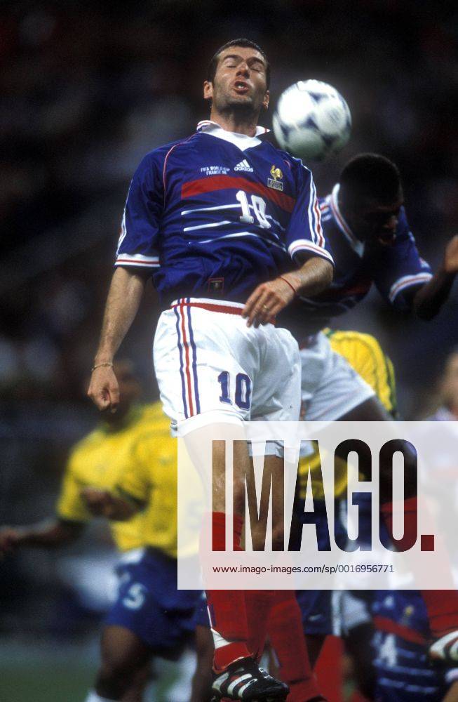 ZIDANE Zinedine Team_Frankreich Weltmeister FIFA Fussball Weltmeisterschaften 1998 in Frankreich FINALE Frankreich_Brasilien Finalspiel Frankreich_Brasilien in Paris Stade de France Fussball Spielszene