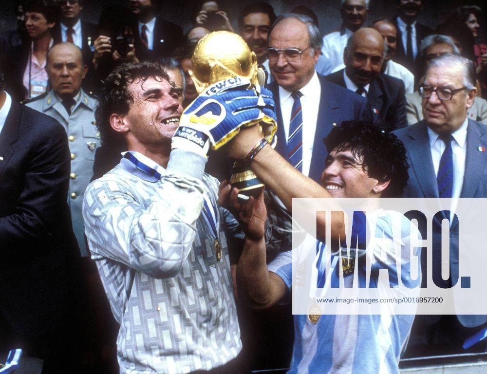 MARADONA Diego Armando FINALSPIEL Team_ARG mit WELTPOKAL FIFA Fussball Weltmeisterschaften 1986 in Mexiko Finalspiel im Azteka Stadion FINALE Deutschland_Argentinien 2_3 in Mexiko_City Fussball Weltmeister Jubel