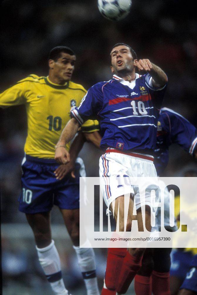 ZIDANE Zinedine Team_Frankreich Weltmeister FIFA Fussball Weltmeisterschaften 1998 in Frankreich FINALE Frankreich_Brasilien Finalspiel Frankreich_Brasilien in Paris Stade de France Fussball Spielszene