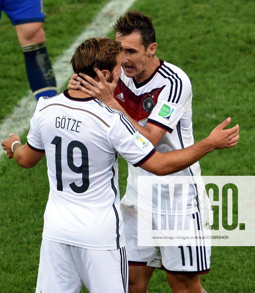 RIO DE JANEIRO, July 13, 2014 (Xinhua) -- Germany s Miroslav Klose (R) is substituted by Mario Götze (L) during the final match between Germany and Argentina of 2014 FIFA World Cup at the Estadio do Maracana Stadium in Rio de Janeiro, Brazil, on July 13, 2014. (Xinhua Li Ga)(rh) (SP)BRAZIL-RIO DE JANEIRO-WORLD CUP 2014-FINAL-GERMANY VS ARGENTINA