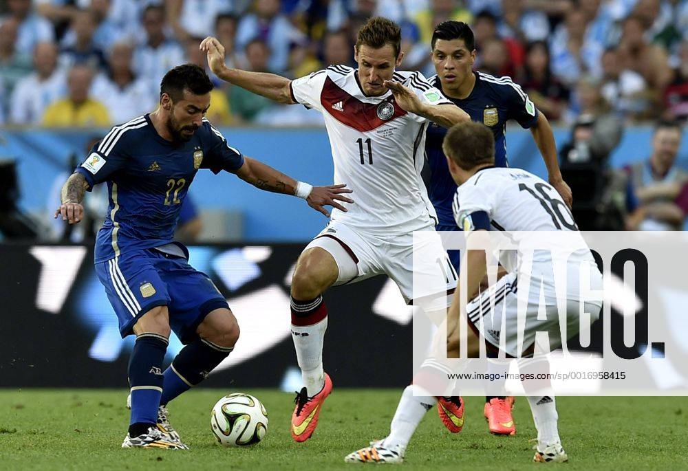RIO DE JANEIRO, July 13, 2014 (Xinhua) -- Germany s Miroslav Klose (2nd L) vies with Argentina s Ezequiel Lavezzi (1st L) during the final match between Germany and Argentina of 2014 FIFA World Cup at the Estadio do Maracana Stadium in Rio de Janeiro, Brazil, on July 13, 2014. (Xinhua Qi Heng)(pcy) (SP)BRAZIL-RIO DE JANEIRO-WORLD CUP 2014-FINAL-GERMANY VS ARGENTINA