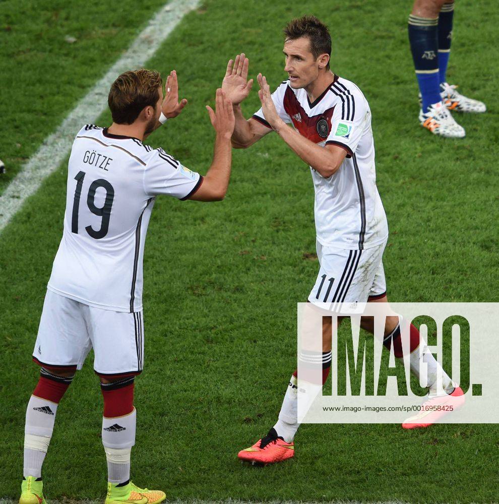 RIO DE JANEIRO, July 13, 2014 (Xinhua) -- Germany s Miroslav Klose (R) is substituted by Mario Götze (L) during the final match between Germany and Argentina of 2014 FIFA World Cup at the Estadio do Maracana Stadium in Rio de Janeiro, Brazil, on July 13, 2014. (Xinhua Li Ga)(rh) (SP)BRAZIL-RIO DE JANEIRO-WORLD CUP 2014-FINAL-GERMANY VS ARGENTINA