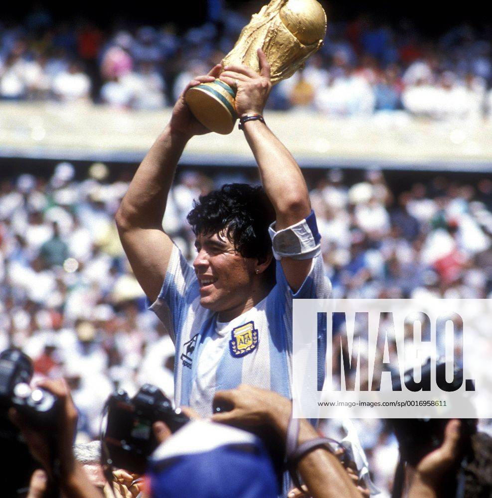 MARADONA Diego Armando FINALSPIEL Team_ARG mit WELTPOKAL FIFA Fussball Weltmeisterschaften 1986 in Mexiko Finalspiel im Azteka Stadion FINALE Deutschland_Argentinien 2_3 in Mexiko_City Fussball Weltmeister Jubel