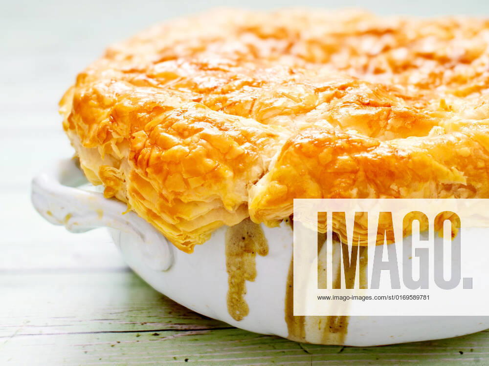 IMAGO Creative, Food, Pot Pie close up of a rustic meat potpie , 15116394.jpg, rustic, hearty, meat, beef, steak, chicken, brown, gravy, pot, pie, potpie, golden, crust, crispy, flaky, stew, vegetable, vegetables, casserole, baked, cooked, food, nobody, horizontal, color, closeup,