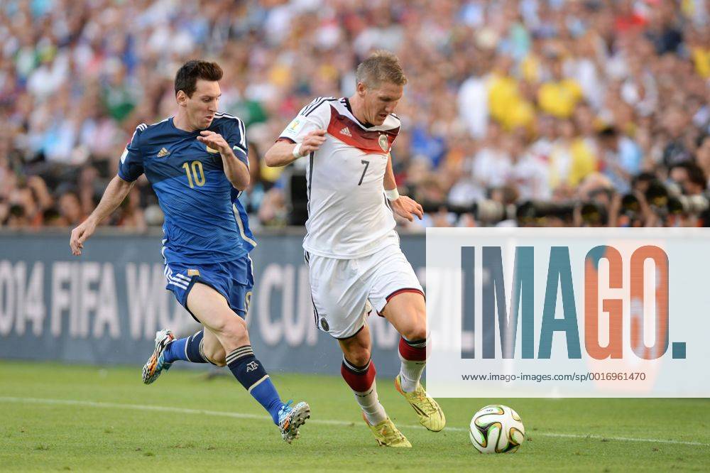 V.re:Bastian SCHWEINSTEIGER (GER),Aktion,Zweikampf gegen Lionel MESSI (ARG). Deutschland (GER) - Argentinien (ARG) 1-0 n.V Finale,Final,Spiel 64, am 13.07.2014 in Rio de Janeiro. Fussball Weltmeisterschaft 2014