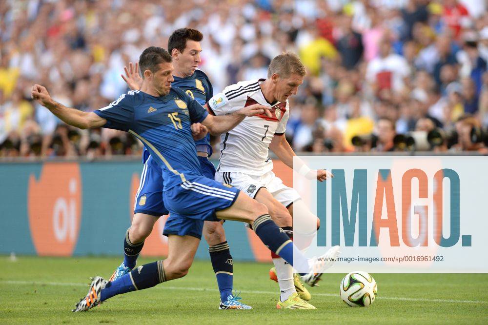 V.re:Bastian SCHWEINSTEIGER (GER),Aktion,Zweikampf gegen Lionel MESSI (ARG) und Martin DEMICHELIS (ARG). Deutschland (GER) - Argentinien (ARG) 1-0 n.V Finale,Final,Spiel 64, am 13.07.2014 in Rio de Janeiro. Fussball Weltmeisterschaft 2014