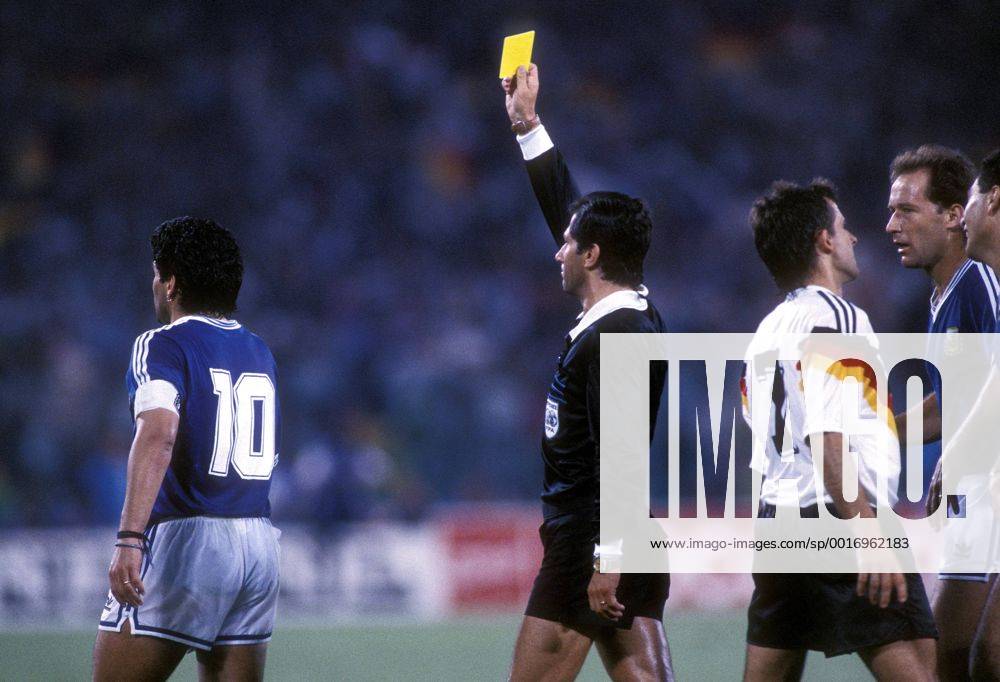 MARADONA Diego Armando FINALSPIEL Team_ARG FIFA Fussball Weltmeisterschaften 1990 in Italien Finalspiel Stadio Olimpico FINALE Deutschland_Argentinien 1_0 in Rom Fussball Verwarnung Gelbe Karte