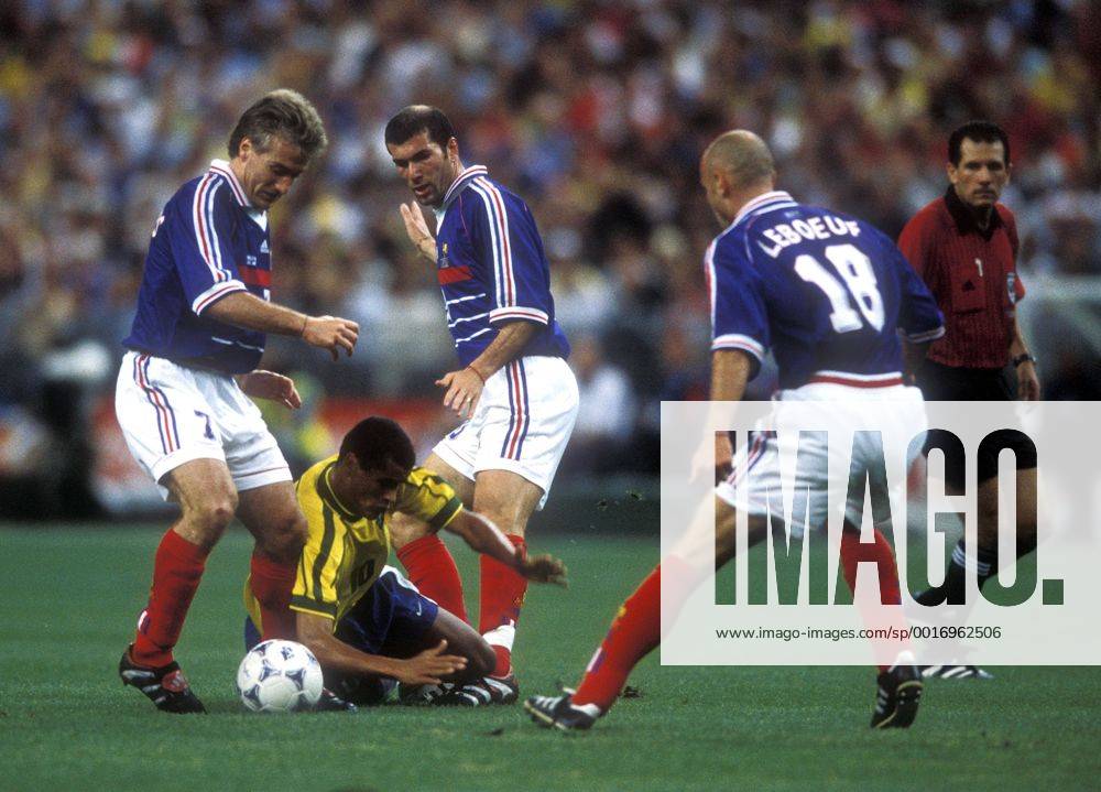 ZIDANE Zinedine Team_Frankreich Weltmeister FIFA Fussball Weltmeisterschaften 1998 in Frankreich FINALE Frankreich_Brasilien Finalspiel Frankreich_Brasilien in Paris Stade de France Fussball Aktion