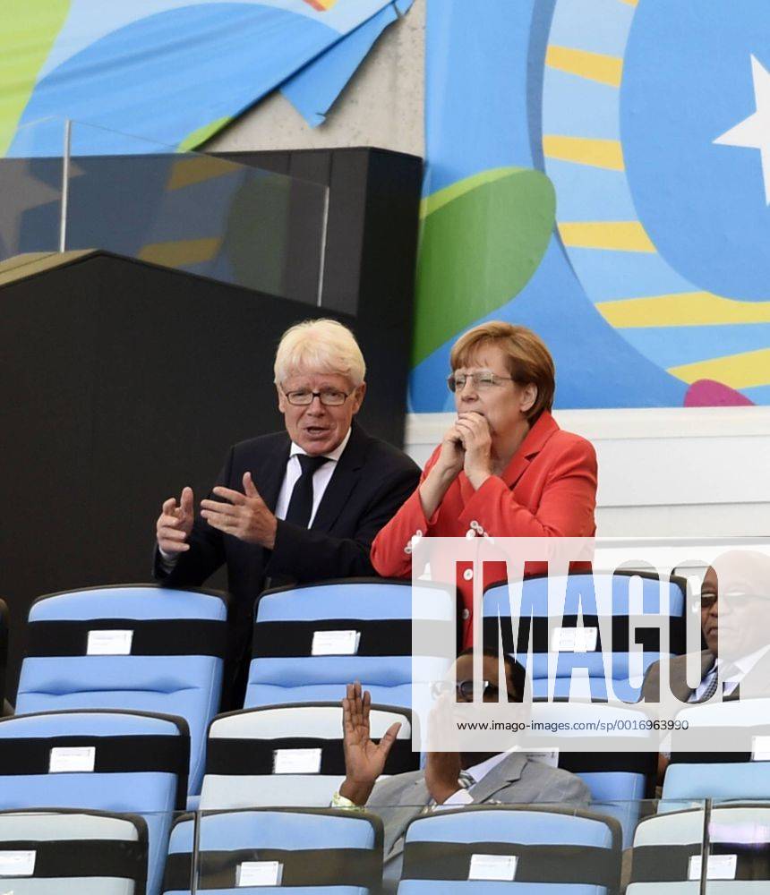 Fussball WM 2014 - Finale: Deutschland - Argentinien in Rio de Janeiro, Maracana Stadion. v.li: Liga-Präsident Reinhard Rauball (Deutschland) und Bundeskanzlerin Angela Merkel (Deutschland) vor dem Spiel.