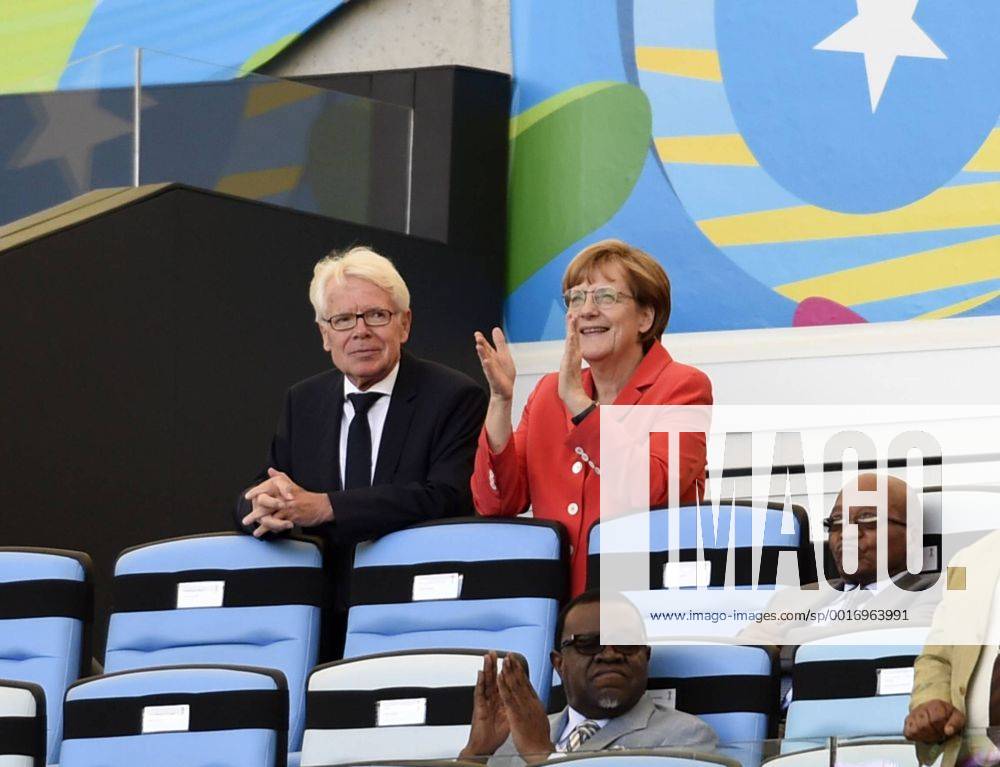 Fussball WM 2014 - Finale: Deutschland - Argentinien in Rio de Janeiro, Maracana Stadion. v.li: Liga-Präsident Reinhard Rauball (Deutschland) und Bundeskanzlerin Angela Merkel (Deutschland) vor dem Spiel.