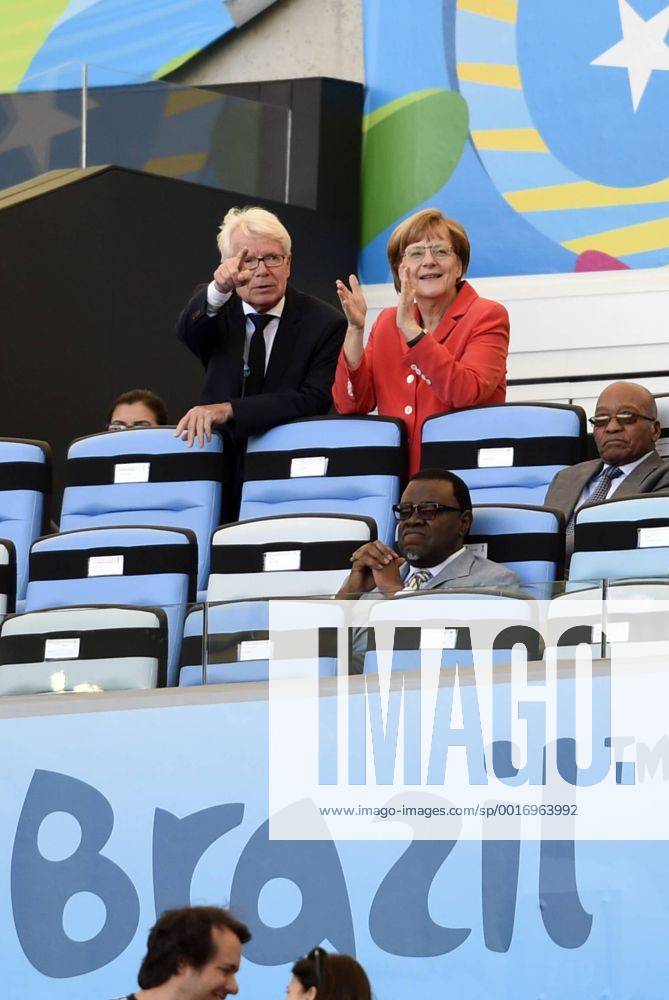 Fussball WM 2014 - Finale: Deutschland - Argentinien in Rio de Janeiro, Maracana Stadion. v.li: Liga-Präsident Reinhard Rauball (Deutschland) und Bundeskanzlerin Angela Merkel (Deutschland) vor dem Spiel.