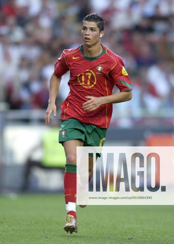 Fußball, EM Finale 2004 in Lissabon, Portugal - Griechenland 0:1 RONALDO Cristiano Team Portugal Finale Griechenland - Portugal 1: 0 in Lissabon. Fussball Aktion. UEFA Fussball Europameisterschaften 2004 in Portugal Copyright