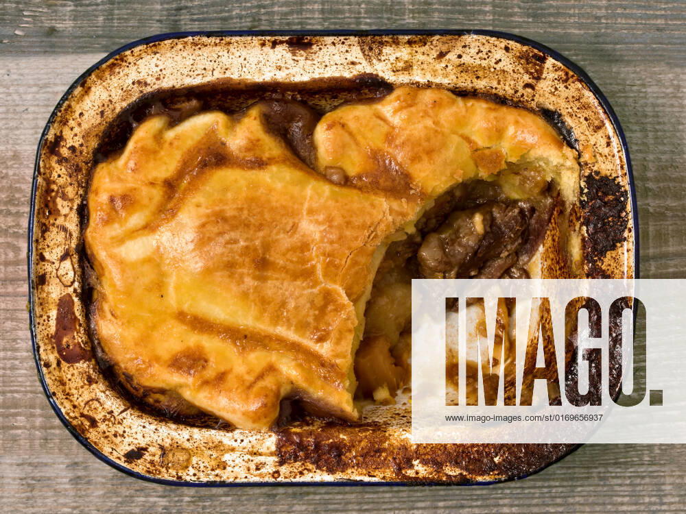 IMAGO Creative, Food, Pot Pie close up of a rustic meat pie , 15529922.jpg, rustic, hearty, meat, beef, steak, chicken, pot, pie, potpie, golden, crust, crispy, flaky, baked, tin, cooked, food, nobody, horizontal, color, closeup,
