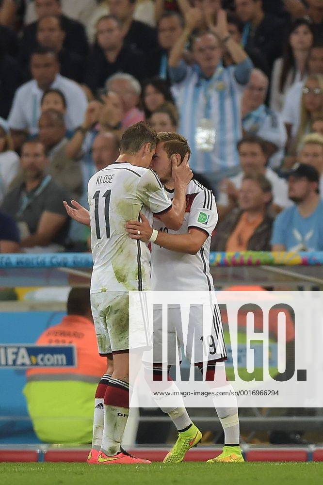Fussball WM 2014, Finale - Deutschland - Argentinien, v.l. Miroslav Klose (Deutsche Fussball Nationalmannschaft DFB), Mario Götze (Deutsche Fussball Nationalmannschaft DFB) Torjubel, Goal celebration, celebrate the goal 1:0