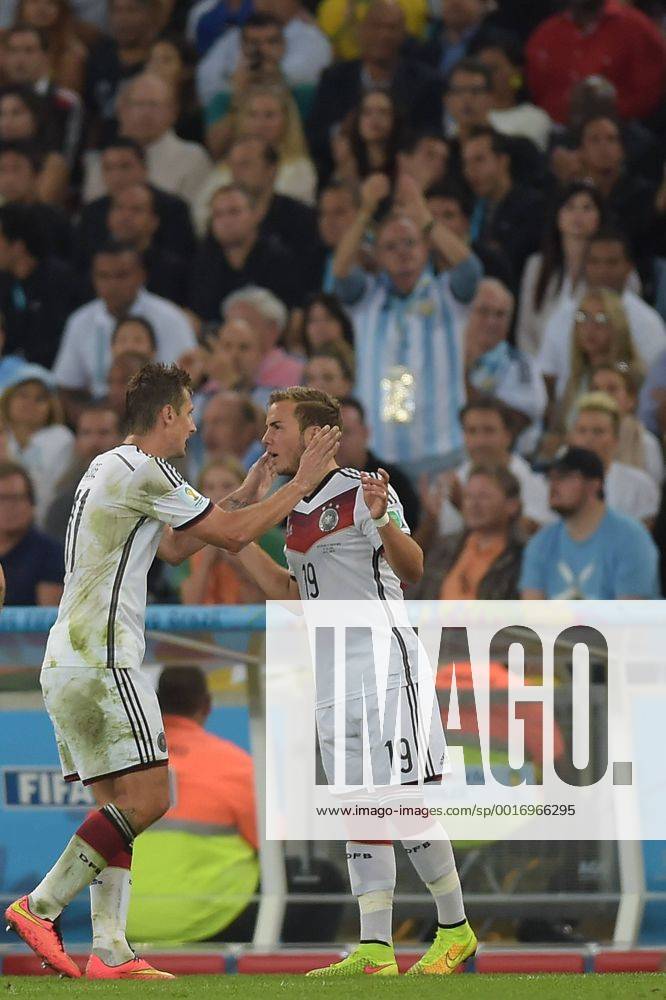 Fussball WM 2014, Finale - Deutschland - Argentinien, v.l. Miroslav Klose (Deutsche Fussball Nationalmannschaft DFB), Mario Götze (Deutsche Fussball Nationalmannschaft DFB) Torjubel, Goal celebration, celebrate the goal 1:0
