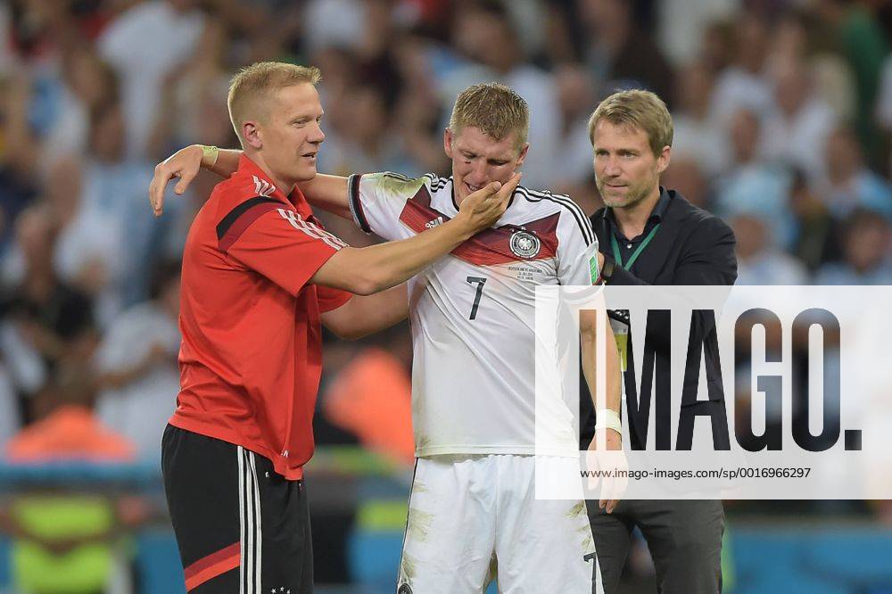 Fussball WM 2014, Finale - Deutschland - Argentinien, v.l. Bastian Schweinsteiger (Deutsche Fussball Nationalmannschaft DFB) jubeln jubelt nach Spielende.