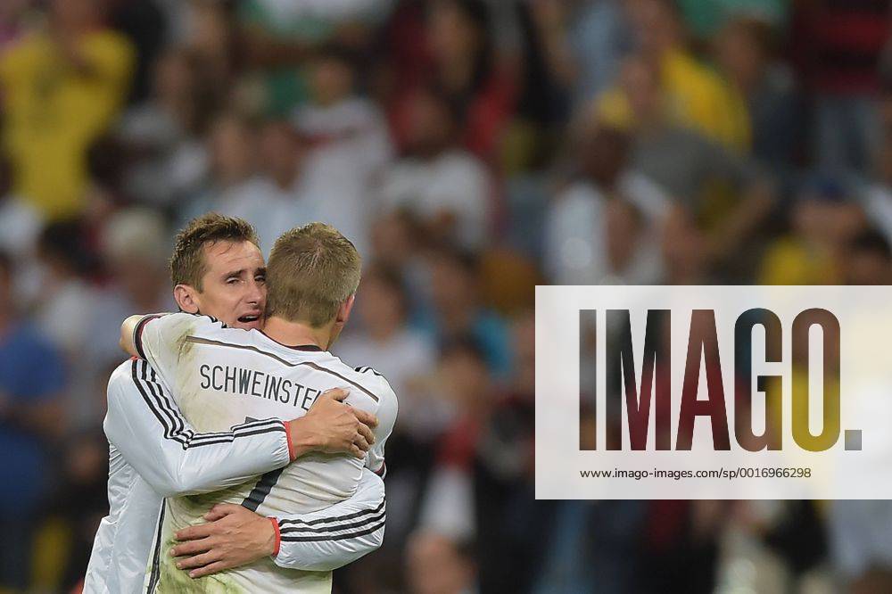 Fussball WM 2014, Finale - Deutschland - Argentinien, v.l. Miroslav Klose (Deutsche Fussball Nationalmannschaft DFB), Bastian Schweinsteiger (Deutsche Fussball Nationalmannschaft DFB) jubeln jubelt nach Spielende.