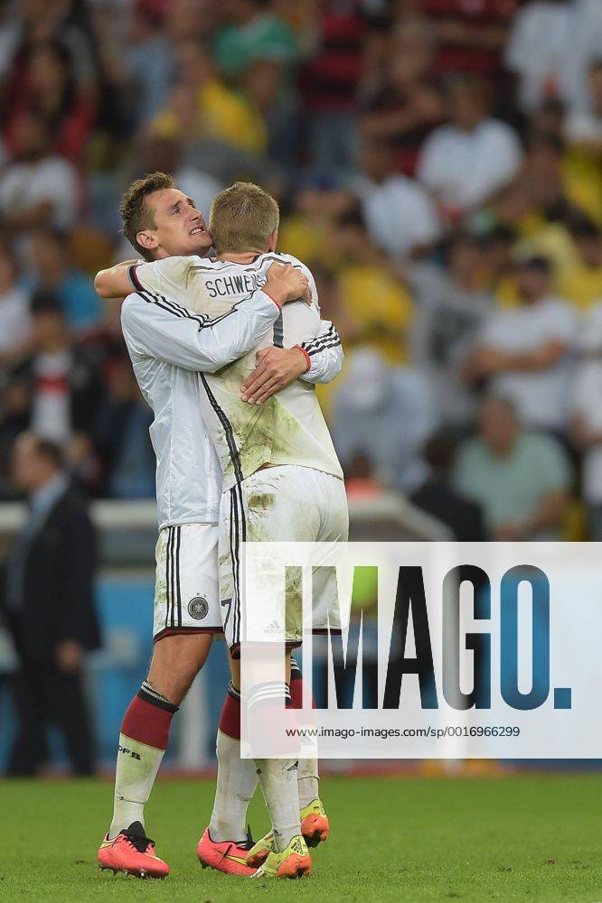 Fussball WM 2014, Finale - Deutschland - Argentinien, v.l. Miroslav Klose (Deutsche Fussball Nationalmannschaft DFB), Bastian Schweinsteiger (Deutsche Fussball Nationalmannschaft DFB) jubeln jubelt nach Spielende.