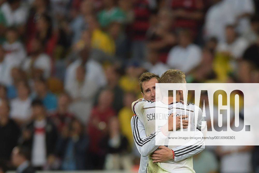 Fussball WM 2014, Finale - Deutschland - Argentinien, v.l. Miroslav Klose (Deutsche Fussball Nationalmannschaft DFB), Bastian Schweinsteiger (Deutsche Fussball Nationalmannschaft DFB) jubeln jubelt nach Spielende.