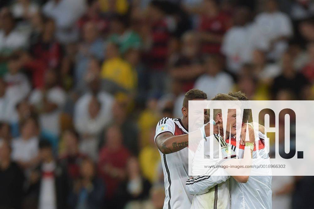 Fussball WM 2014, Finale - Deutschland - Argentinien, v.l. Jerome Boateng (Deutsche Fussball Nationalmannschaft DFB), Miroslav Klose (Deutsche Fussball Nationalmannschaft DFB), Bastian Schweinsteiger (Deutsche Fussball Nationalmannschaft DFB) jubeln jubelt nach Spielende.